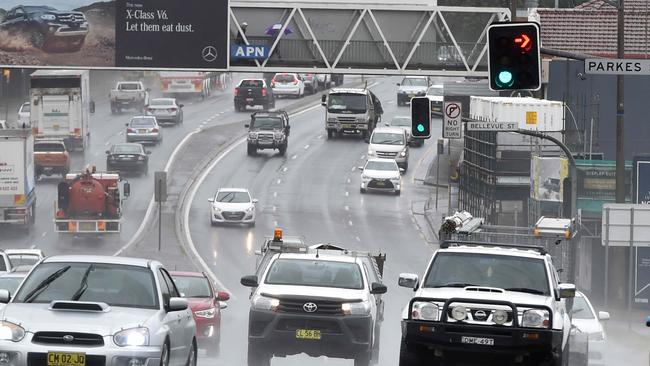 Drivers brave the inclement conditions at Pennant Hills Rd at Thornleigh. Picture: Troy Snook