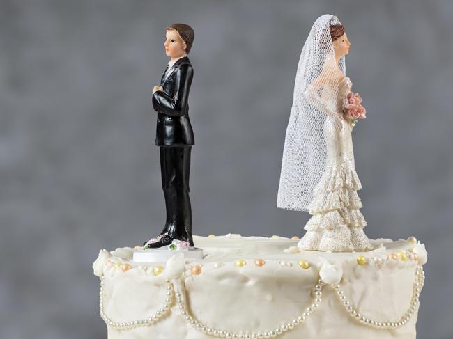 Wedding cake spouses turning their backs to each other for emerging problems, cake divorce generic