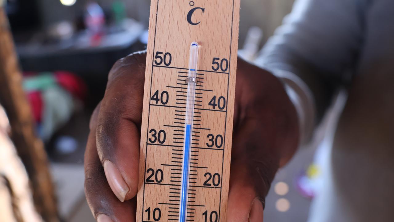 The temperature reaches 35C inside John Hayes' home at White Gate at 10.30am. Picture: Riley Walter