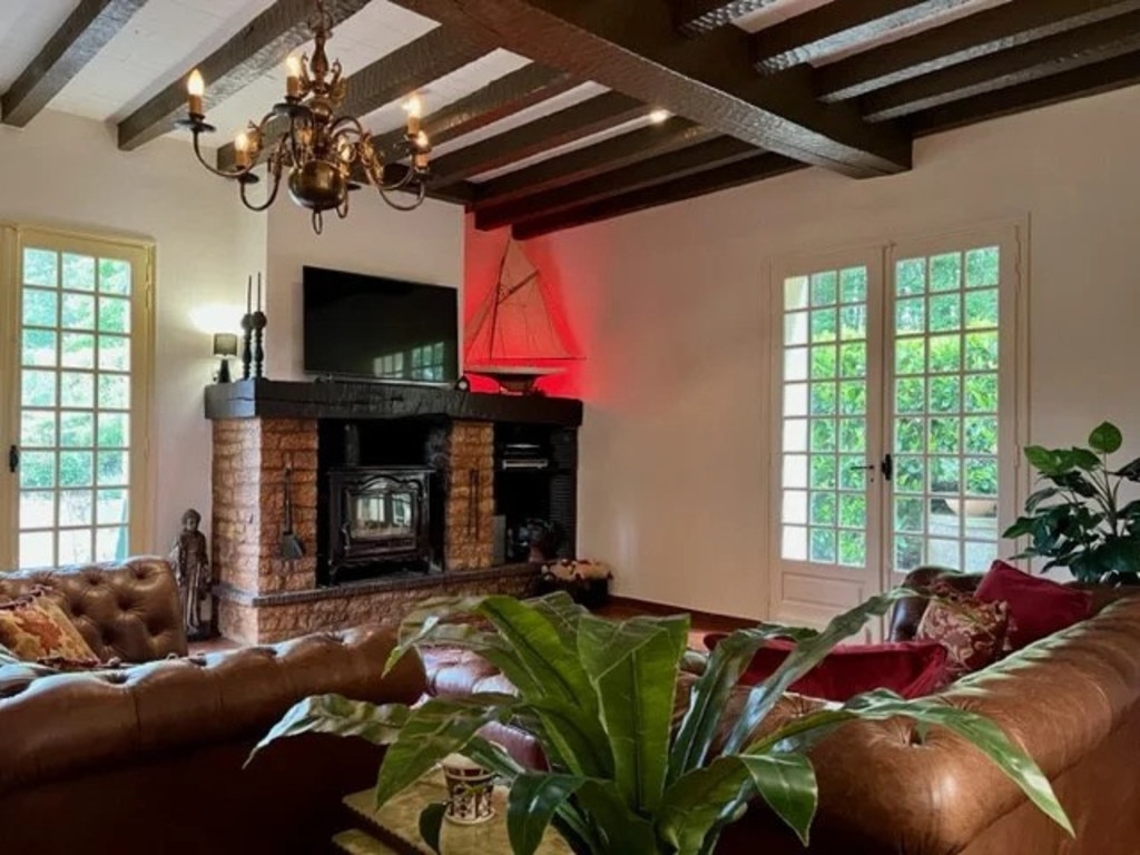 The living room. Picture: Prorieties.le Figaro