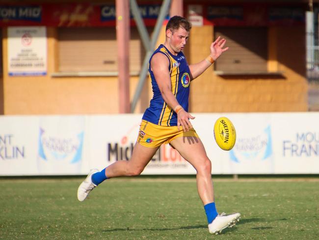 Wanderers spearhead Brett Eddy fires for goal. Picture: Celina Whan AFLNT/Media