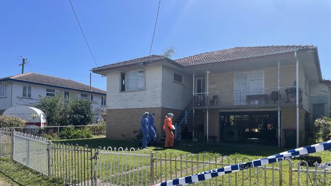 Forensics police arrive at the Mt Gravatt property.