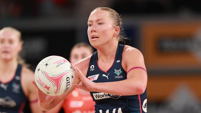 Hannah Mundy in action for the Melbourne Vixens. (Photo by Kelly Defina/Getty Images)