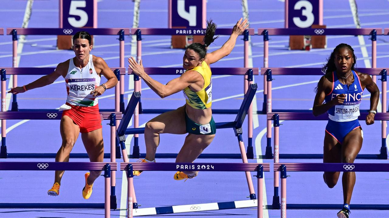 Jenneke’s fall in the heats. (Photo by Martin BERNETTI / AFP)