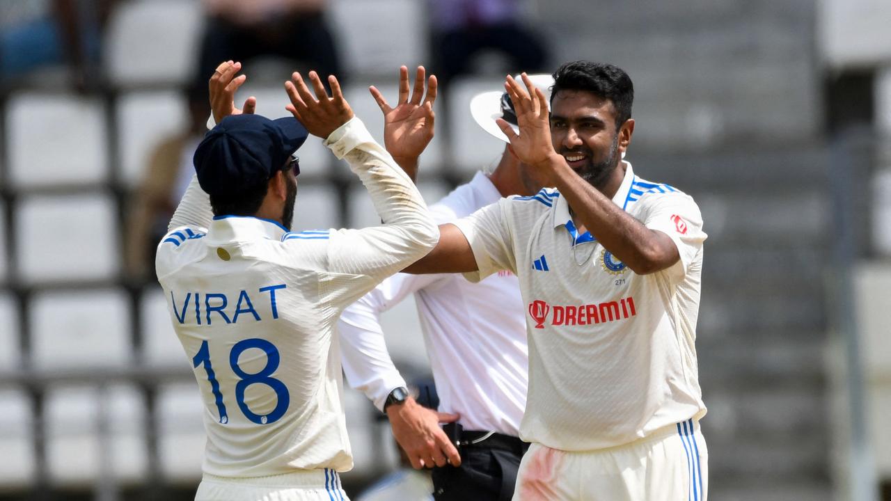 Ravichandran Ashwin (R) and Virat Kohli (L) shared a hug before Ashwin’s announcement. (Photo by Randy Brooks / AFP)