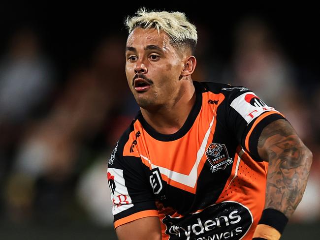 MUDGEE, AUSTRALIA - FEBRUARY 24: Jayden Sullivan of the Wests Tigers looks to pass during the NRL Pre-season challenge match between St George Illawarra Dragons and Wests Tigers at Glen Willow Sporting Complex on February 24, 2024 in Mudgee, Australia. (Photo by Mark Evans/Getty Images)