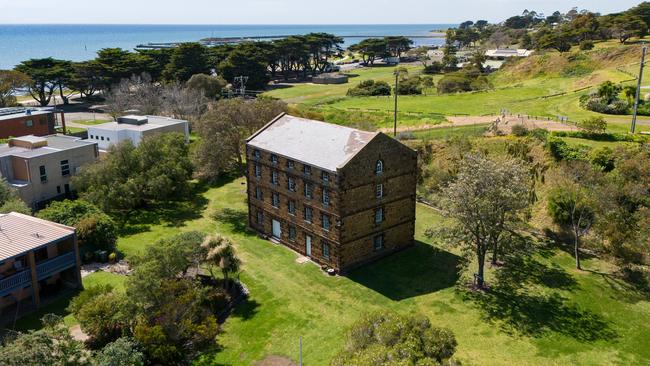 The property is just a short walk from the bay and Portarlington harbour.