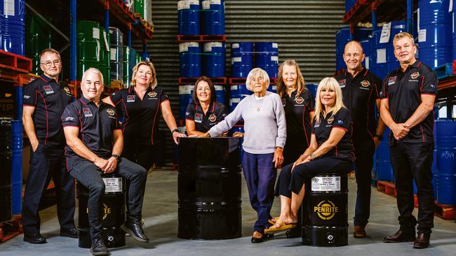 Nigel Dymond, Jon Dymond, Fleur Dymond, Samantha Dymond, Margaret Dymond, Sue Johnson, Julia Buckholt, Roland Dymond and Toby Dymond. Photo: Aaron Francis