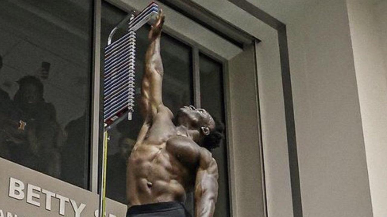 Josh Imatorbhebhe pulled off a simply staggering vertical leap at his Illinois pro day.