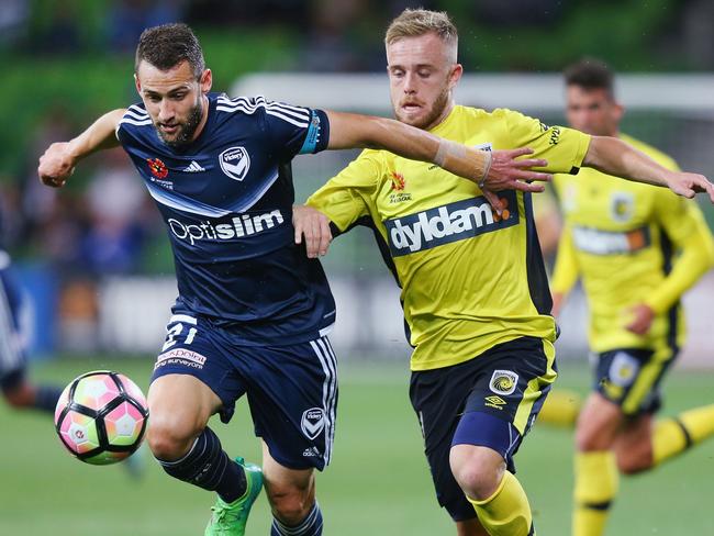 MELBOURNE, AUSTRALIA - APRIL 14:  Connor Pain of the Mariners (R) competes the ball against Carl Valeri of the Victory during the round 27 A-League match between the Melbourne Victory and the Central Coast Mariners at AAMI Park on April 14, 2017 in Melbourne, Australia.  (Photo by Michael Dodge/Getty Images)