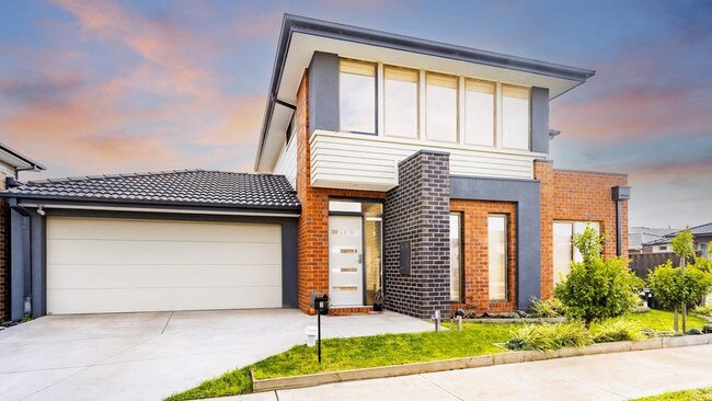 A three-bedroom house with a $550,000-$580,000 asking range at 2 Murrayfield Place, Strathtulloh, located in the Melton Council municipality.