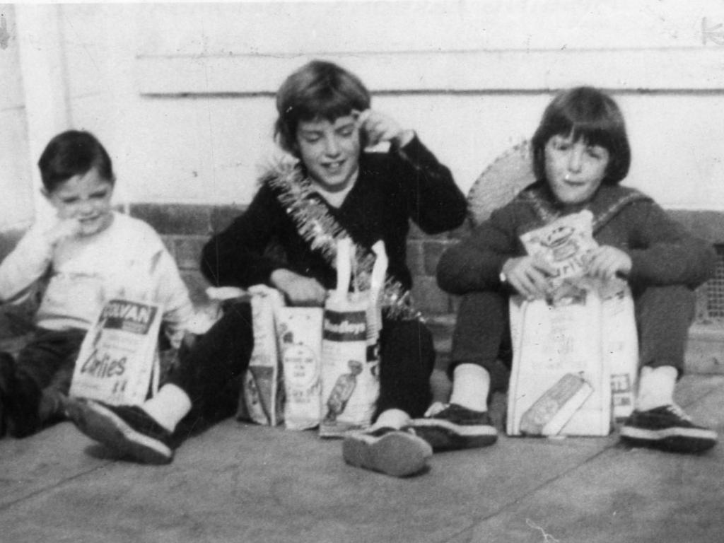 <p>Grant, Jane and Arnna tuck into their showbags in September 1965.</p>