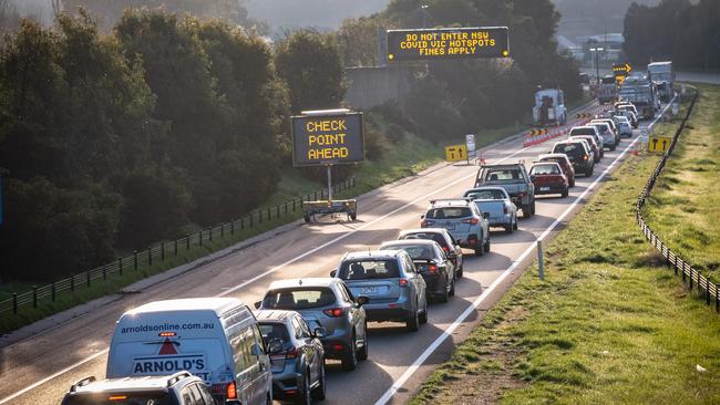 Cars queue up to enter NSW at Albury. Picture: Simon Dallinger/NCA NewsWire.