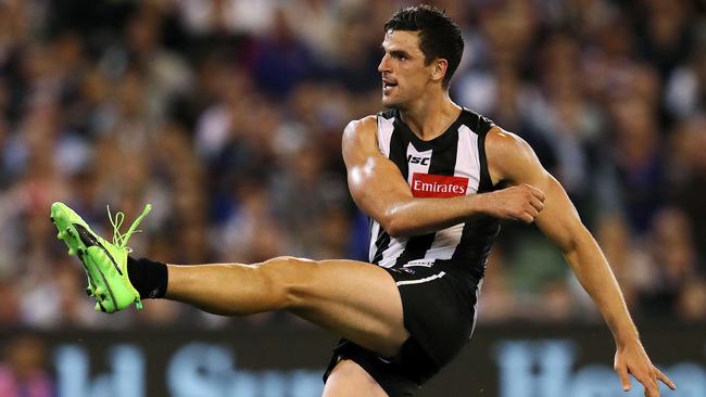 Scott Pendlebury kicks a goal against the Bulldogs. Picture: Michael Klein