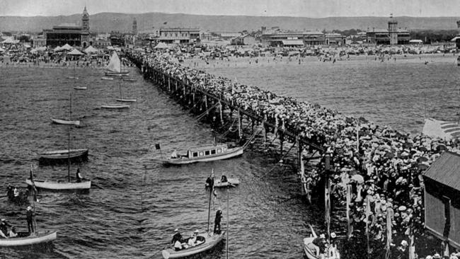 Proclamation Day in Glenelg, December 28, 1905. Photo: Chronicle, January 1906.