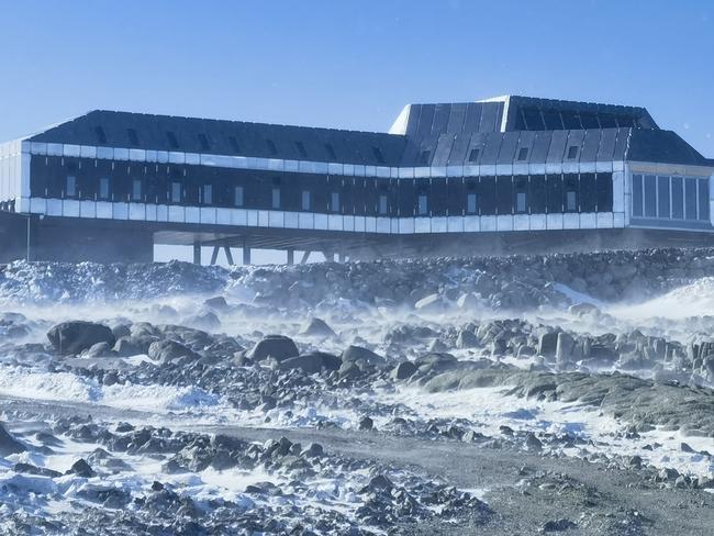 (240207) -- QINLING STATION, Feb. 7, 2024 (Xinhua) -- This photo taken on Feb. 7, 2024 shows China's Qinling Station in Antarctica.   China's Qinling Station in Antarctica, the country's fifth research station in the continent, started operation on Wednesday. (Photo by Zhang Tijun/Xinhua) (Photo by Zhang Jiansong / XINHUA / Xinhua via AFP)