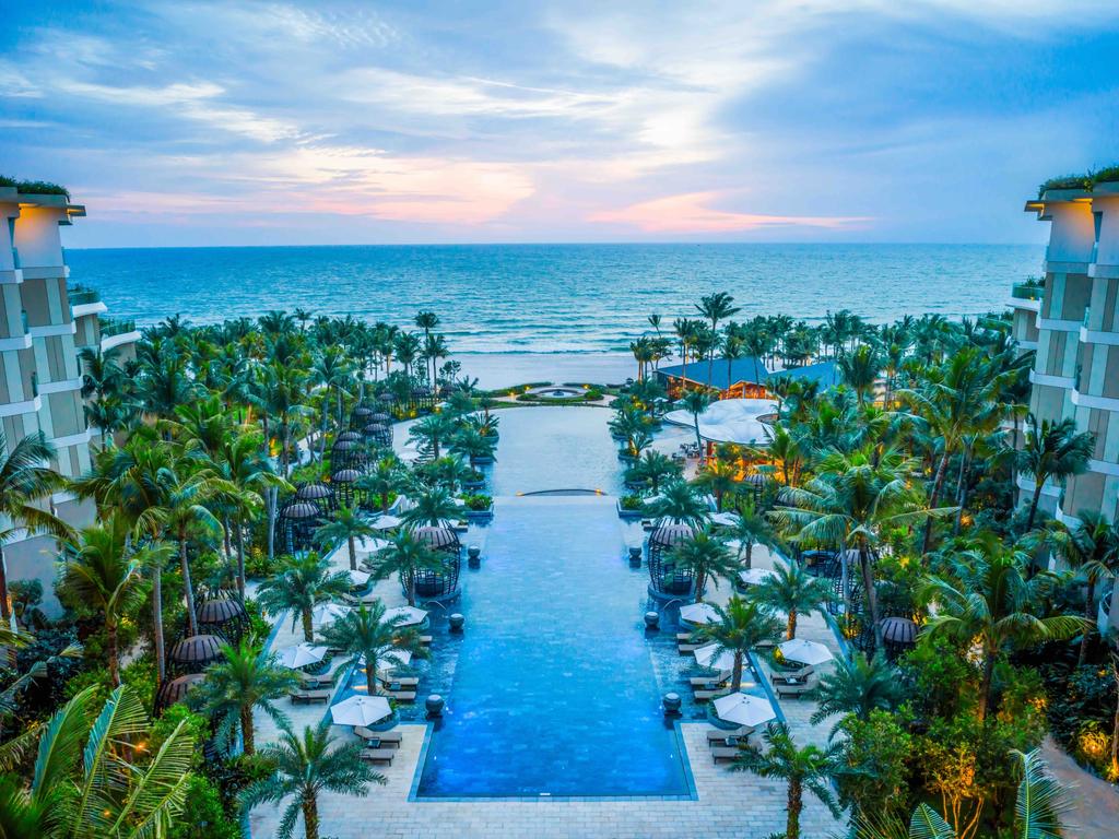 <p>... The latest addition to Phu Quoc’s line-up of tourist attractions is a swanky rooftop bar, INK 360, in the newly unveiled Sky Tower at the InterContinental Phu Quoc Long Beach Resort, promising breathtaking ocean views.</p>