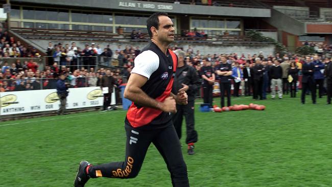 Michael Long at Windy Hill 26/09/01 during Essendon AFL training session. Pic Colin Murty.