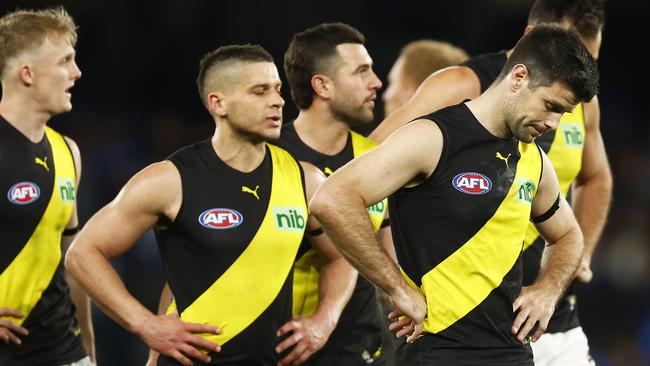 MELBOURNE, AUSTRALIA – JULY 16: Tigers players look dejected after the round 18 AFL match between the North Melbourne Kangaroos and the Richmond Tigers at Marvel Stadium on July 16, 2022 in Melbourne, Australia. (Photo by Daniel Pockett/Getty Images)