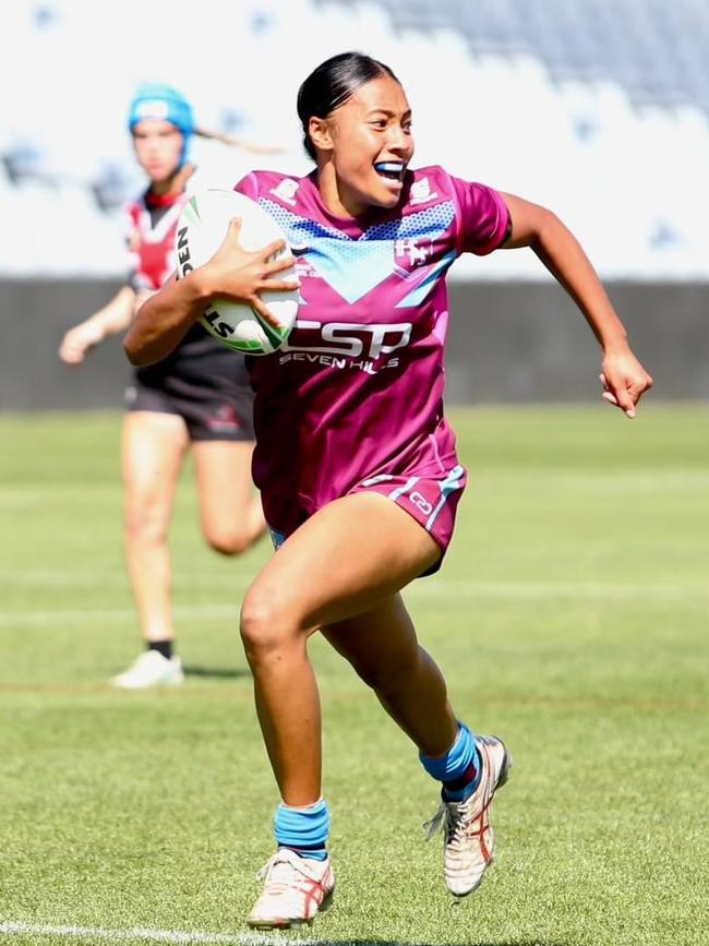 Manua Moleka in action for Hills Sports High in the NRL Schoolgirls Cup. Picture: Andrew Tetley