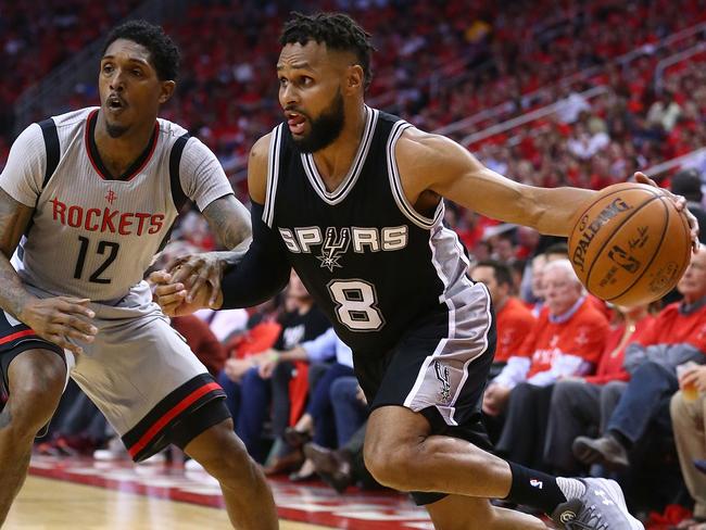 HOUSTON, TX - MAY 11: Patty Mills #8 of the San Antonio Spurs drives against Lou Williams #12 of the Houston Rockets during Game Six of the NBA Western Conference Semi-Finals at Toyota Center on May 11, 2017 in Houston, Texas. NOTE TO USER: User expressly acknowledges and agrees that, by downloading and or using this photograph, User is consenting to the terms and conditions of the Getty Images License Agreement.   Ronald Martinez/Getty Images/AFP == FOR NEWSPAPERS, INTERNET, TELCOS & TELEVISION USE ONLY ==