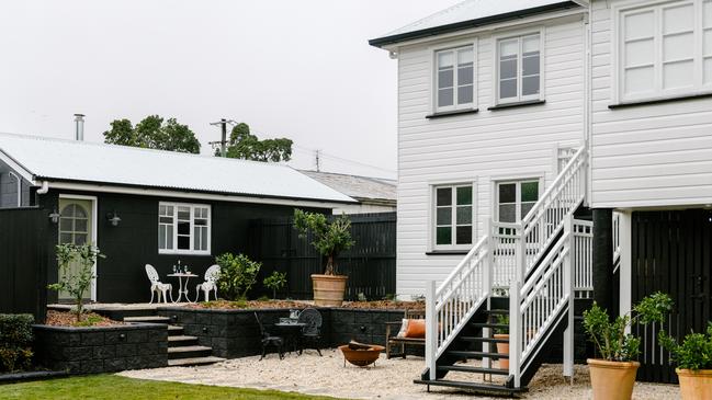 The main house with the detached guesthouse Freda (black). Photo: Hannah Peuchmarin