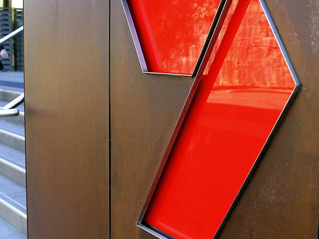 23 Aug 2005 : Seven Network sign in Sydney : AFP - industry media /7 Channel Ch7 signs logo logos