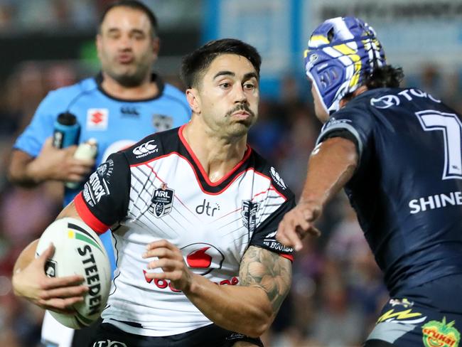 Shaun Johnson of the Warriors brings the ball up to Johnathan Thurston, co-captain of the Cowboys during the Round 15 NRL match between the North Queensland Cowboys and the New Zealand Warriors at 1300SMILES Stadium in Townsville, Friday, June 15, 2018. (AAP Image/Michael Chambers) NO ARCHIVING, EDITORIAL USE ONLY