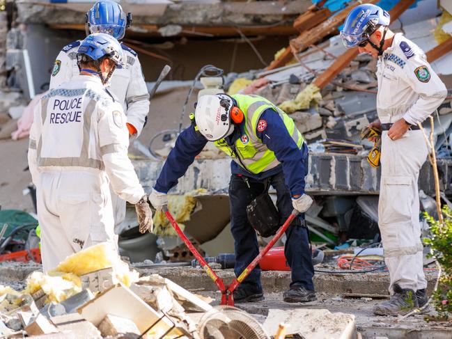 SYDNEY, AUSTRALIA - NewsWire Photos MAY 00 2024. Whalan explosion. Emergency services work to clear debris in the search for a missing woman at the site of an exploded home at Waikanda Crescent, in the Western Sydney suburb of Whalan. Picture: NewsWire / Max Mason-Hubers