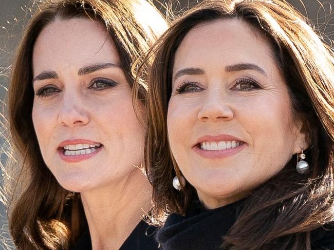 Crown Princess Mary of Denmark (R) and Britain's Catherine (L), Duchess of Cambridge, cross the courtyard on their way to a private lunch at Amalienborg Castle in Copenhagen on February 23, 2022 as part of her two-day visit to Denmark. (Photo by Liselotte Sabroe / Ritzau Scanpix / AFP) / Denmark OUT