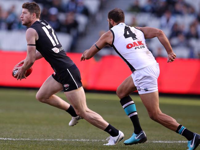 Sam Rowe breaks free of Paddy Ryder. Picture: Michael Klein