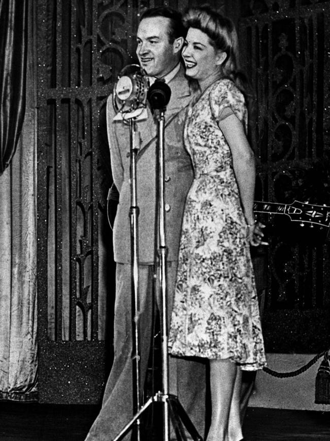 Bob Hope with Frances Longford entertaining Allied servicemen troops during World War II.