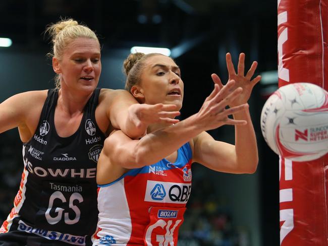 Sarah Klau (right) goes up against Caitlin Thwaites of the Magpies. Picture: Getty Images