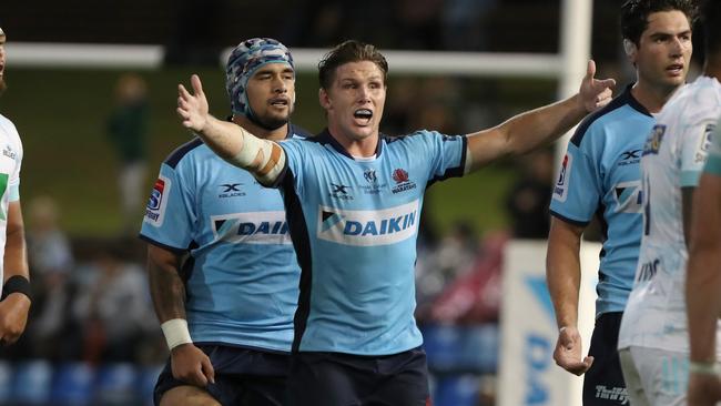 NEWCASTLE, AUSTRALIA - FEBRUARY 08: Michael Hooper of the Waratahs appeals a referees decision during the round 2 Super Rugby match between the Waratahs and the Blues at McDonald Jones Stadium on February 08, 2020 in Newcastle, Australia. (Photo by Tony Feder/Getty Images)