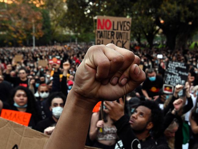 TOPSHOT - Demonstrators attend a Black Lives Matter protest to express solidarity with US protestors in Sydney on June 6, 2020 and demand an end to frequent Aboriginal deaths in custody in Australia. - Tens of thousands of Australians defied government calls to stay at home on June 6, spilling onto the streets for Black Lives Matter protests in major towns and cities across the country. (Photo by Saeed KHAN / AFP)