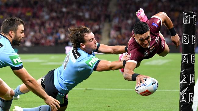 BRISBANE, AUSTRALIA - NOVEMBER 18: Valentine Holmes of the Maroons scores a try during game three of the State of Origin series between the Queensland Maroons and the New South Wales Blues at Suncorp Stadium on November 18, 2020 in Brisbane, Australia. (Photo by Bradley Kanaris/Getty Images)