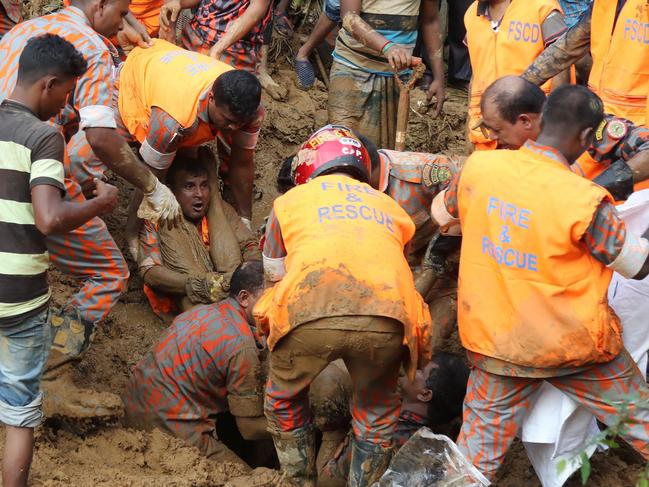 TOPSHOT - Bangladeshi firefighters search for bodies after a landslide in Rangamati on June 14, 2017.  Rescue workers battled June 14 to reach victims of the worst landslides ever to hit Bangladesh, as the death toll rose to 146, with dozens more still missing.  / AFP PHOTO / -