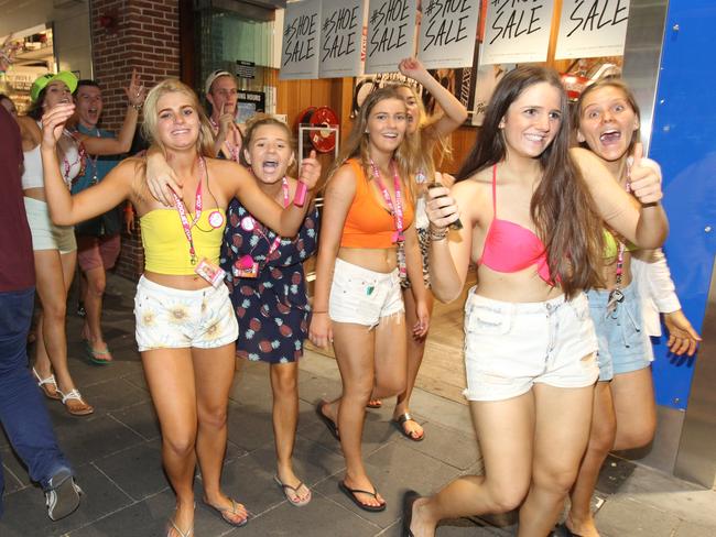 Schoolies Take Over Surfers Paradise Gold Coast Bulletin 