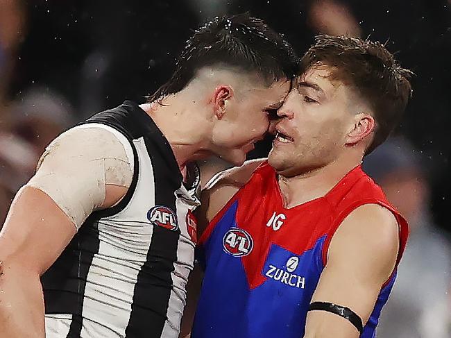 MELBOURNE, AUSTRALIA - August 18, 2023. AFL . 1st Qualifying Final.    Jack Viney of the Demons remonstrates with Brayden Maynard of the Magpies after Maynard cleaned up Angus Brayshaw 1st quarter  during the qualifying final between Collingwood and Melbourne at the MCG in Melbourne, Australia.  Photo by Michael Klein.