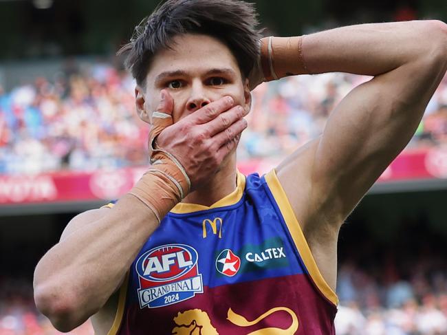 MELBOURNE , AUSTRALIA. September 28, 2024. AFL Grand Final between the Brisbane Lions and Sydney Swans at the MCG. Brisbane player Eric Hipwood kicks an impossible angle goal from the sideline with reference to former player Jason Akermanis . Picture: David Caird