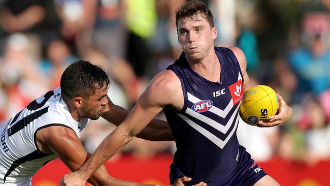 Blake Acres of the Dockers under pressure from Jack Martin of the Blues during the AFL Marsh Community Series pre-season match between the Fremantle Dockers and the Carlton Blues at David Grays Arena in Mandurah, Saturday, February 29, 2020. (AAP Image/Richard Wainwright) NO ARCHIVING, EDITORIAL USE ONLY