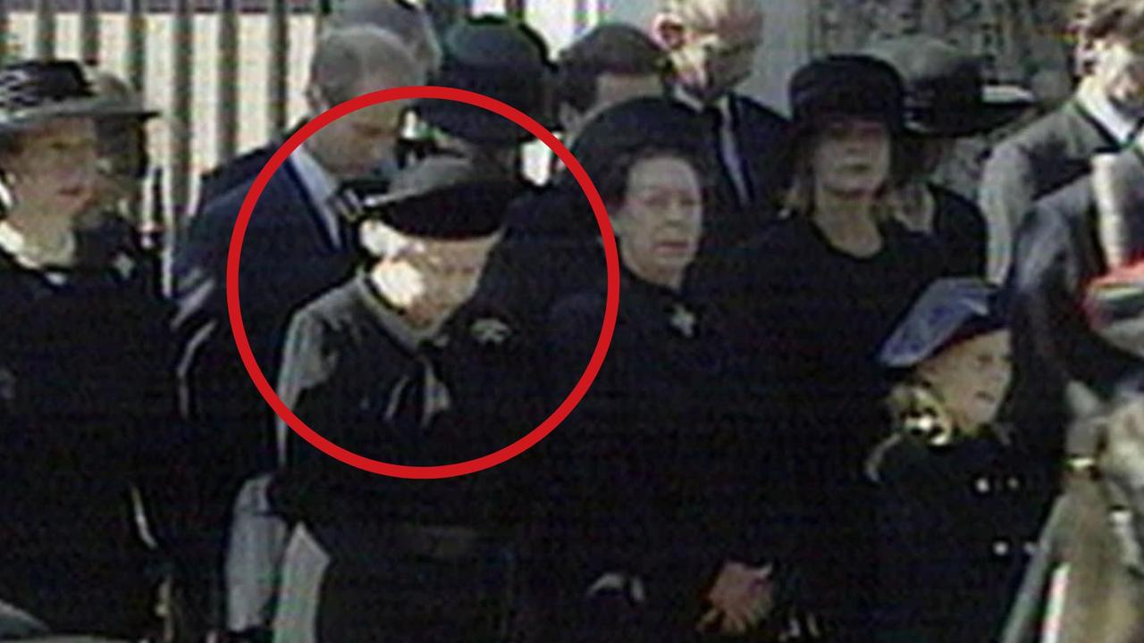 Ли голову перед. Queen Elizabeth 2 at Dianas Funeral. Дед Елизаветы 2 королевы. Королева Елизавета 2 и принцесса Диана. Королева Елизавета новости.