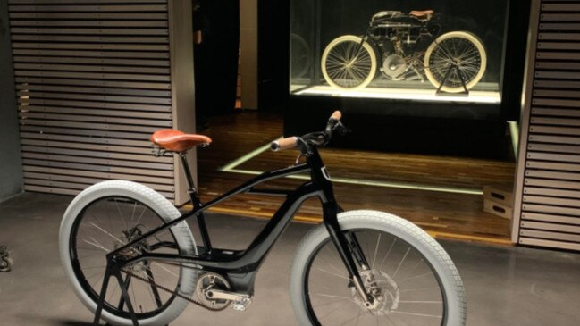 Harley-Davidson Serial 1 eBike (foreground) and an original Harley-Davidson motorcycle from more than 100 years ago (background).