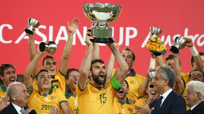 SYDNEY, AUSTRALIA - JANUARY 31: Mile Jedinak of Australia and his team celebrate as he lifts the trophy after victory during the 2015 Asian Cup final match between Korea Republic and the Australian Socceroos at ANZ Stadium on January 31, 2015 in Sydney, Australia. (Photo by Mark Kolbe/Getty Images)