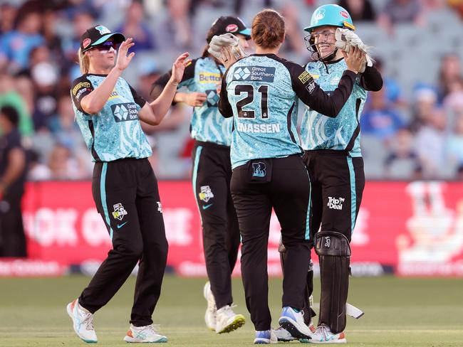 Brisbane Heat players – including wicketkeeper Georgia Redmayne and captain Jess Jonassen – celebrate a wicket. Picture: Sarah Reed/Getty Images