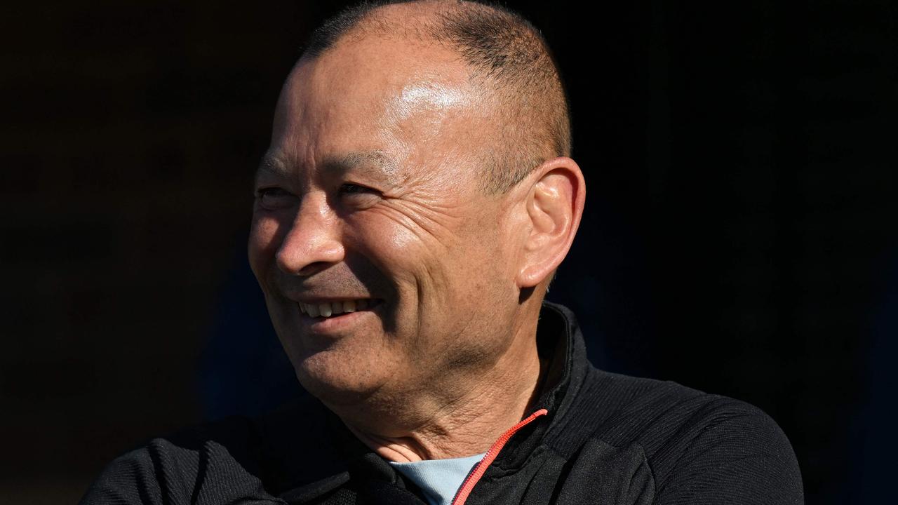 England head coach Eddie Jones laughs as he arrives for the captain's run at Coogee Oval in Sydney on July 15, 2022, ahead of the third rugby union test between Australia and England. (Photo by Saeed KHAN / AFP) / -- IMAGE RESTRICTED TO EDITORIAL USE - STRICTLY NO COMMERCIAL USE --