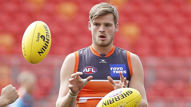 GWS Giants Matthew Kennedy and Matthew Flynn play with two balls during a training session ahead of their preliminary final in Sydney, Wednesday, September 20, 2017. (AAP Image/Daniel Munoz) NO ARCHIVING, EDITORIAL USE ONLY