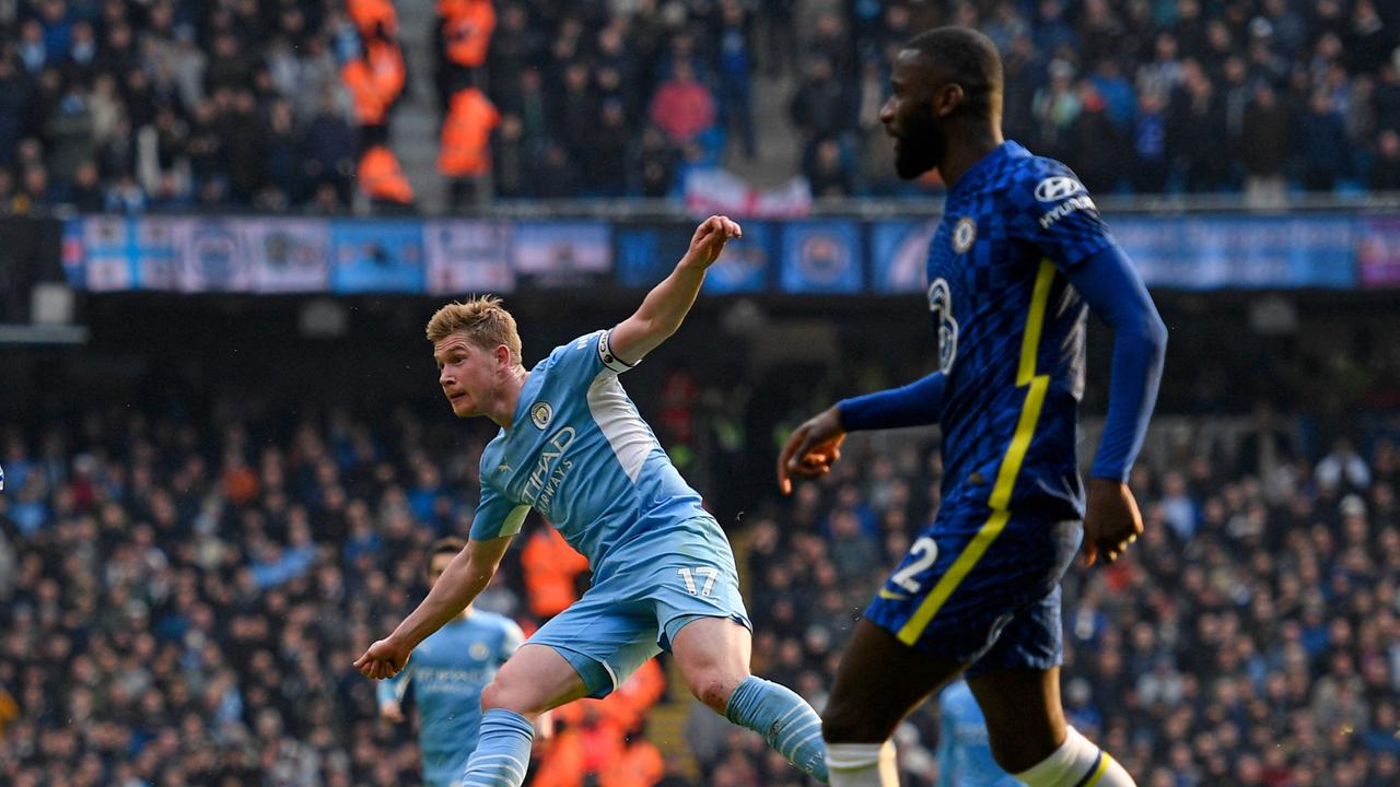 Manchester City's Belgian midfielder Kevin De Bruyne (C) scores the opening goal during the English Premier League football match between Manchester City and Chelsea at the Etihad Stadium in Manchester, north west England, on January 15, 2022. (Photo by Oli SCARFF / AFP) / RESTRICTED TO EDITORIAL USE. No use with unauthorized audio, video, data, fixture lists, club/league logos or 'live' services. Online in-match use limited to 120 images. An additional 40 images may be used in extra time. No video emulation. Social media in-match use limited to 120 images. An additional 40 images may be used in extra time. No use in betting publications, games or single club/league/player publications. /