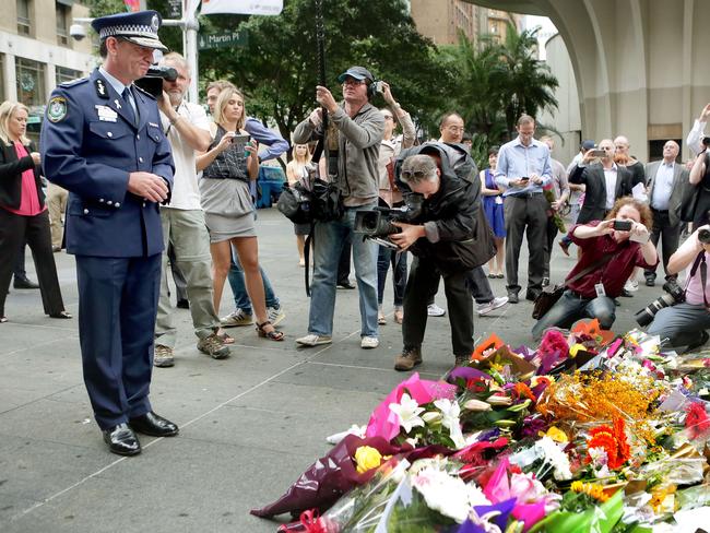 Police Commissioner Andrew Scipione visits the makeshift Martin Place flower memorial.