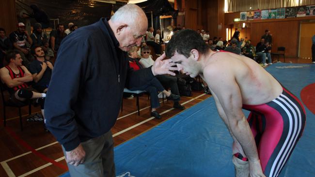 Wrestling legend Sam Parker gives some advice at the Australian Wrestling Championships.